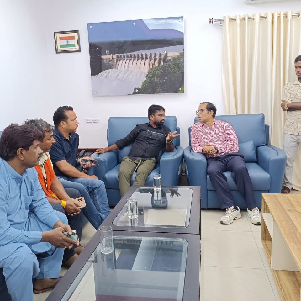 Jamshedpur News :टाटानगर स्टेशन पर ऑटो पार्किंग शुल्क बढ़ोतरी पर विधायक संजीव सरदार ने डीआरएम से की बातचीत