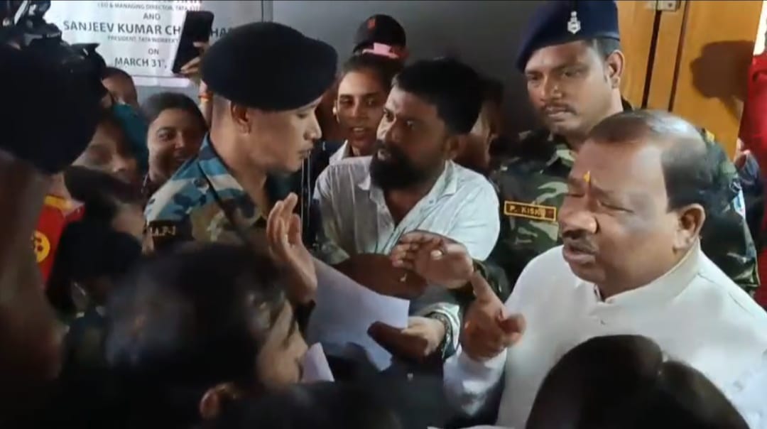 Jamshedpur News :नई शिक्षा नीति के खिलाफ छात्रों का प्रदर्शन, मंत्री का घेराव कर सौंपी आपत्ति-पत्र