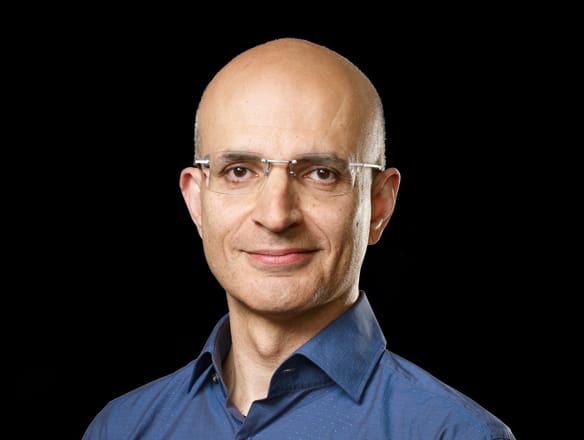 Apple Inc :भारतीय मूल के सबीह खान बने एप्पल के नए सीओओ, कंपनी संचालन में निभाएंगे अहम भूमिका