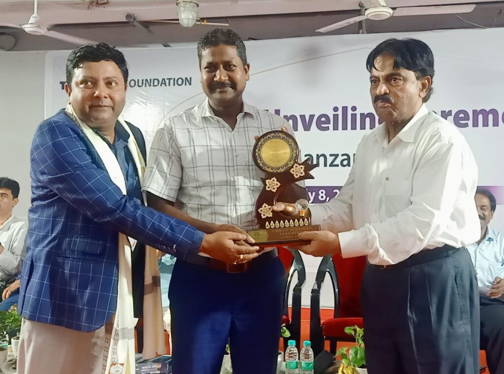 Jamshedpur News :शहर के साहित्यकार स्वर्गीय मंजर कलीम पर लिखी गई पुस्तक का हुआ विमोचन