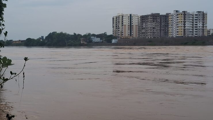 Jamshedpur News :खरकई नदी खतरे के निशान से ऊपर, स्वर्णरेखा भी पहुंची नजदीक