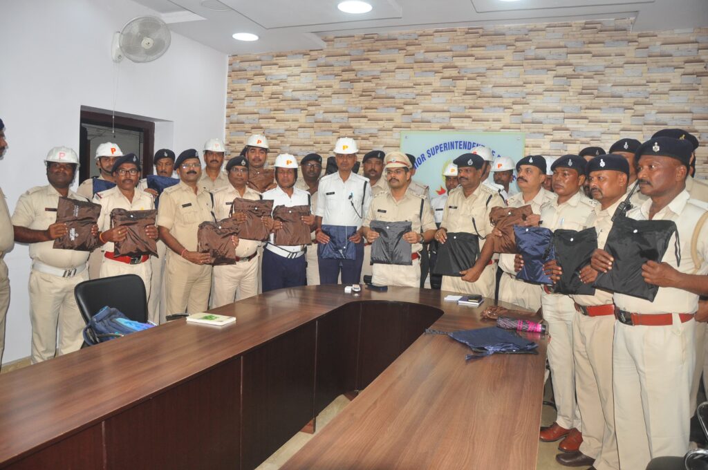 Jamshedpur News :SSP ने बारिश में ड्यूटी के लिए 200 ट्रैफिक कर्मियों को बांटे रेनकोट