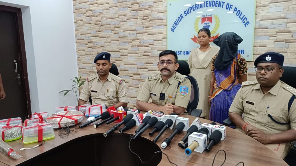 JAMSHEDPUR NEWS :चाकुलिया में भारी मात्रा में चांदी–सोने जैसे आभूषण बरामद, एक महिला गिरफ्तार