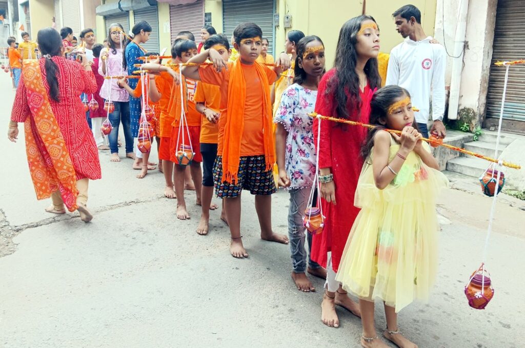 JAMSHEDPUR NEWS :जुगसलाई में नन्हे कांवड़ियों ने किया बाबा भोलेनाथ का जलाभिषेक