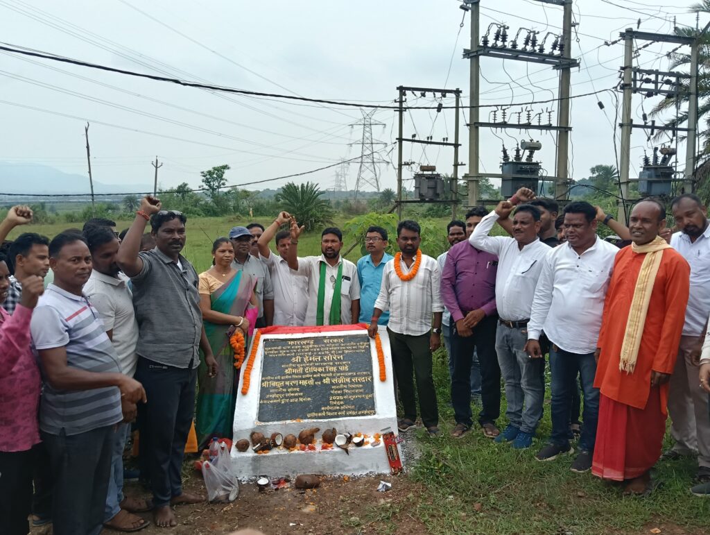 JAMSHEDPUR NEWS :पोटका में दो विकास योजनाओं का शिलान्यास, कुल 74 लाख की लागत से सड़क और भवन निर्माण कार्य शुरू