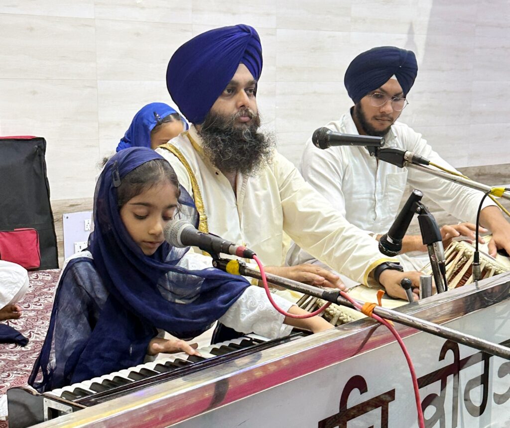 JAMSHEDPUR NEWS :सात वर्षीय मायरा कौर ने टेल्को गुरुद्वारा में सुरमय कीर्तन से मोहा संगत का मन, समिति ने किया सम्मानित
