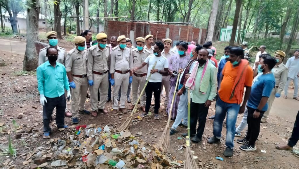 JAMSHEDPUR NEWS : मुख्तेश्वर धाम हरिणा में चला स्वच्छता अभियान, विधायक संजीव सरदार ने ग्रामीणों के साथ खुद लगाया झाड़ू