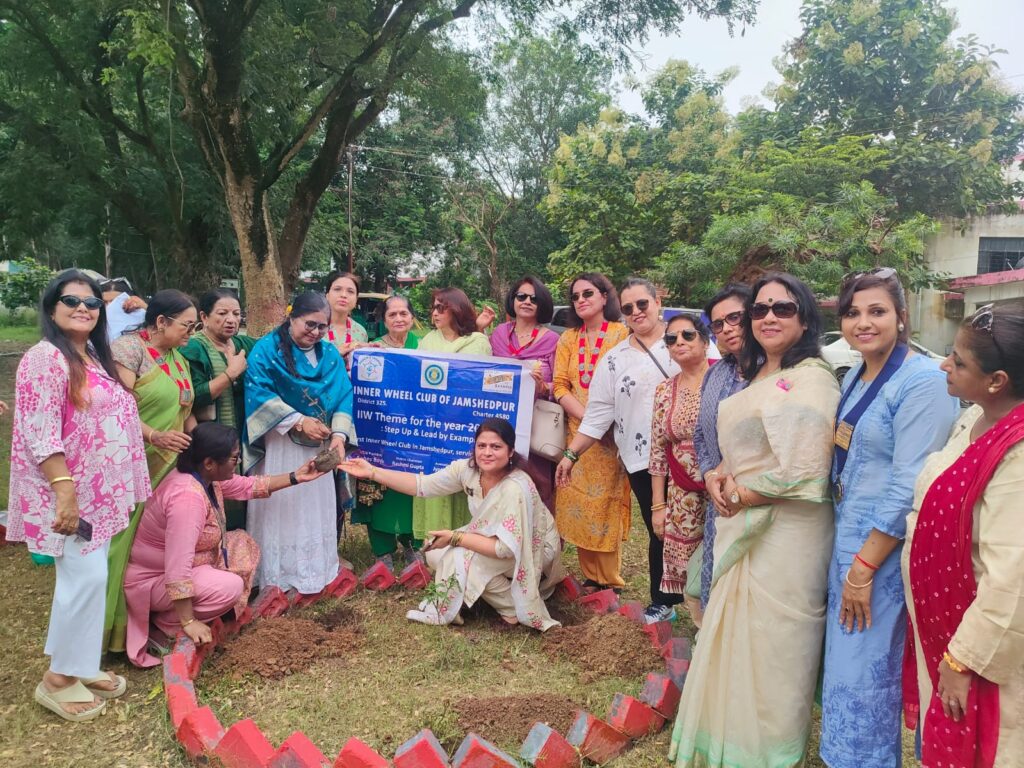 JAMSHEDPUR NEWS :इनर व्हील क्लब ने कोऑपरेटिव कॉलेज में किया वृक्षारोपण, पर्यावरण संरक्षण का दिया संदेश