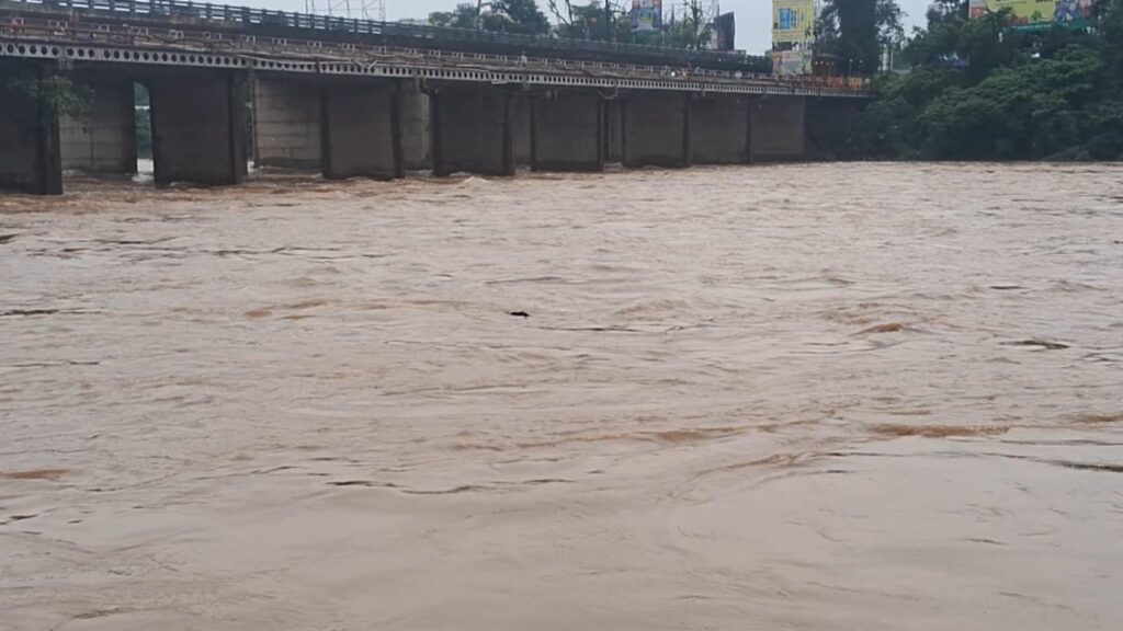 JAMSHEDPUR NEWS : Kharkai River Still Flowing Above Danger Mark, Administration Maintains High Alert