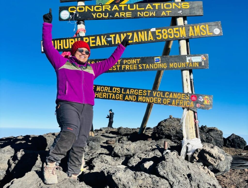 JAMSHEDPUR NEWS :डीबीएमएस इंग्लिश स्कूल की पूर्व छात्रा ने अफ्रीका की सबसे ऊंची चोटी पर फहराया परचम