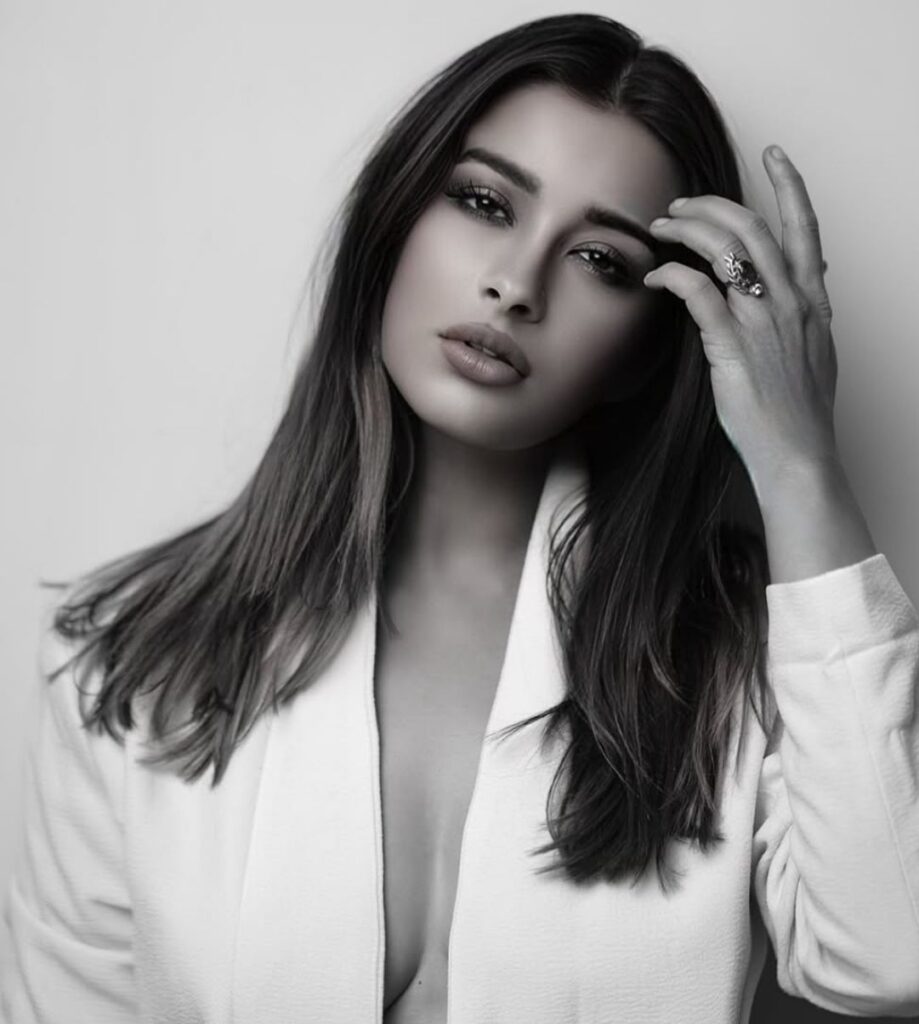 Bollywood News :ग्लैमर के नए नियम परिभाषित करती नायरा एम बनर्जी