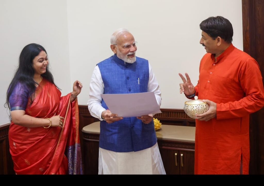 National News :सांसद मनोज तिवारी ने प्रधानमंत्री नरेन्द्र मोदी को भेंट किया बाबा वैद्यनाथ धाम का प्रसाद