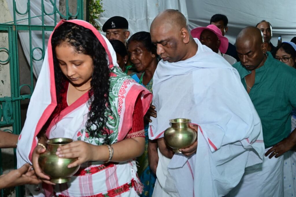 Jharkhand News :मुख्यमंत्री हेमन्त सोरेन ने अपने पारिवारिक सदस्यों, परिजनों एवं नेमरा वासियों संग स्मृति शेष-शिबू सोरेन जी के श्राद्ध का “दशकर्म” विधान पूरा किया