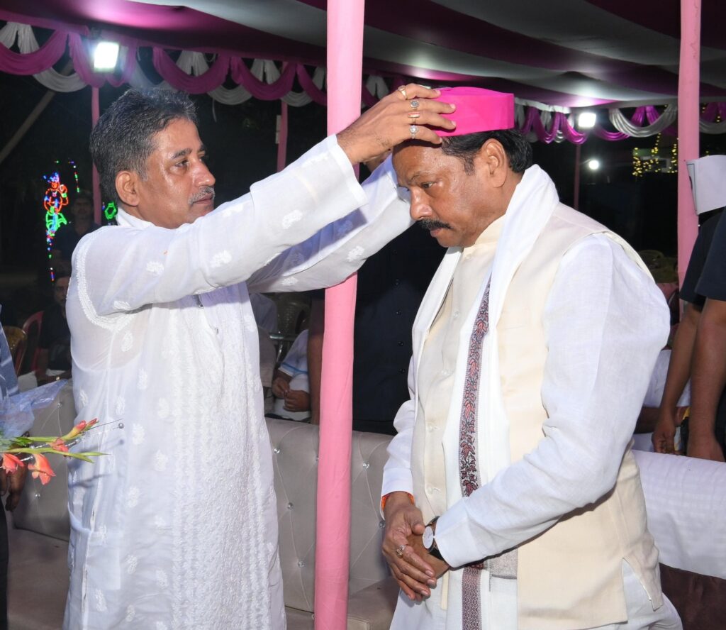 ADITYAPUR NEWS :आदित्यपुर में मिथिला संकीर्तन मंडली की शिव भजन संध्या, रघुवर दास हुए शामिल