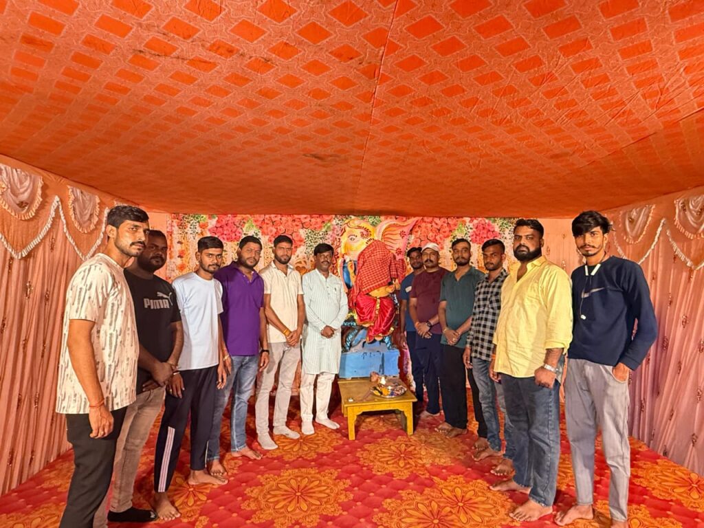 jamshedpur news :वीर भगत सिंह फैंस क्लब बजरंग नगर, गोलमुरी के गणेश पूजा पंडाल का उद्घाटन दिनेश कुमार ने किया।