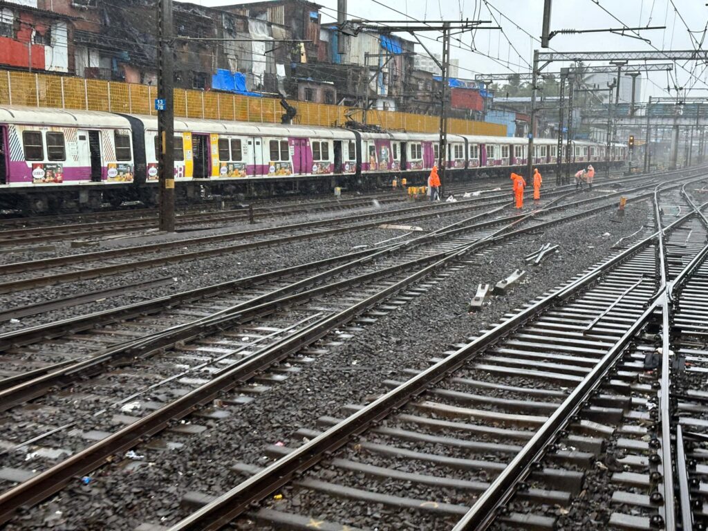 Mumbai train delay :मुंबई में भारी बारिश का असर: कई ट्रेनें घंटों लेट, यात्रियों को परेशानी