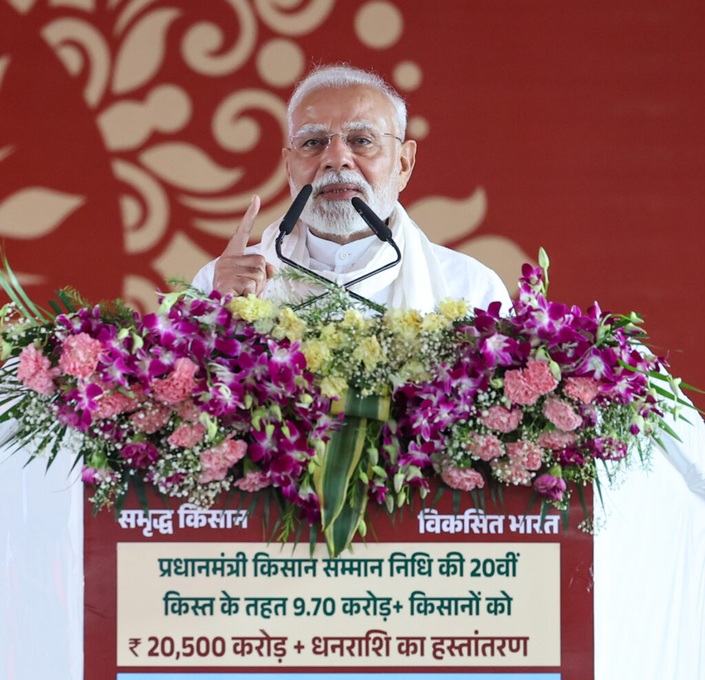 National News : प्रधानमंत्री नरेन्द्र मोदी ने उत्तर प्रदेश के वाराणसी में लगभग 2,200 करोड़ रुपये के विकास कार्यों का शिलान्यास और उद्घाटन किया