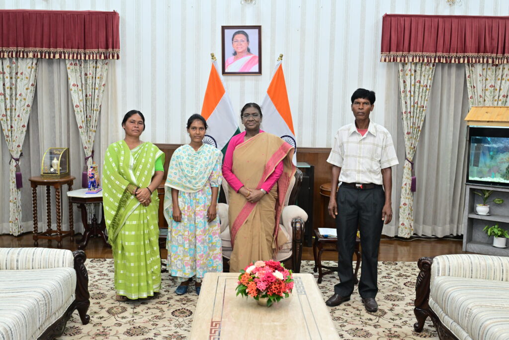Jamshedpur News :Empowering Education: Rashmi Birhor from PVTG Community Meets Hon’ble President of India