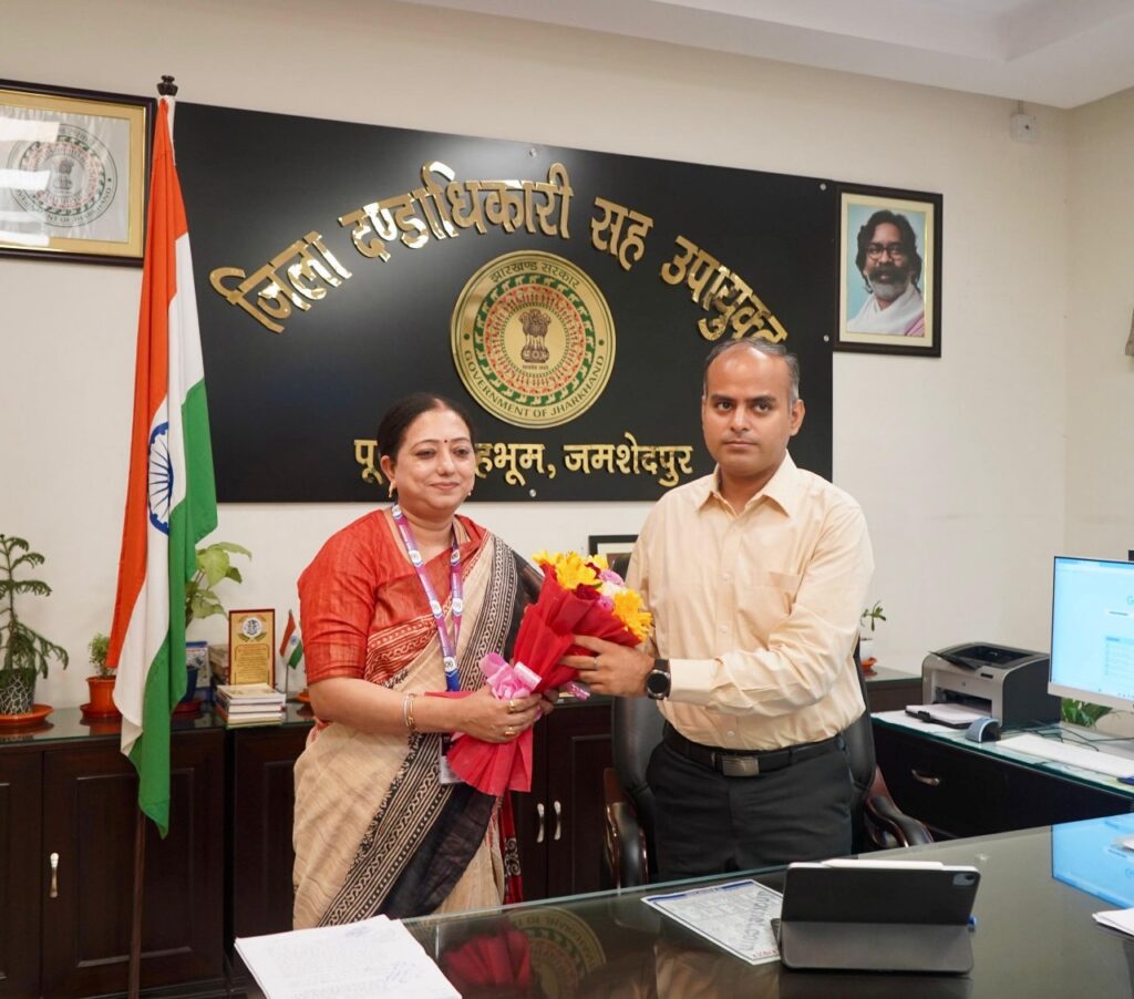JAMSHEDPUR NEWS : आर.वी.एस. एकेडमी की प्राचार्या श्रीमती वीशा मोहिंद्रा ने पूर्वी सिंहभूम के उपायुक्त से शिष्टाचार भेंट की