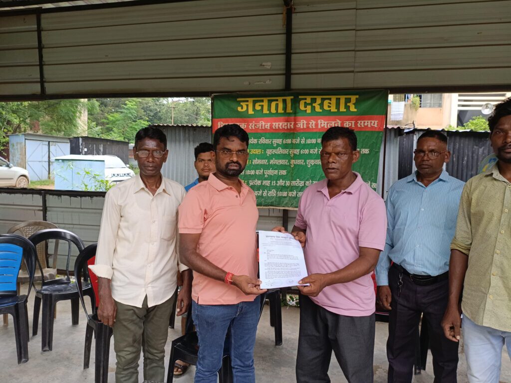 JAMSHEDPUR NEWS : UCIL में मजदूरों की बहाली को लेकर ठेका यूनियन का प्रबंधन को अल्टीमेटम, पोटका विधायक संजीव सरदार को भी सौंपा ज्ञापन