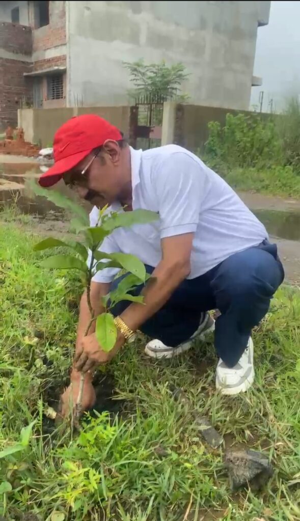 Jamshedpur News : पत्नी की स्मृति में वृक्षारोपण कर मिसाल बने श्रीकांत देव