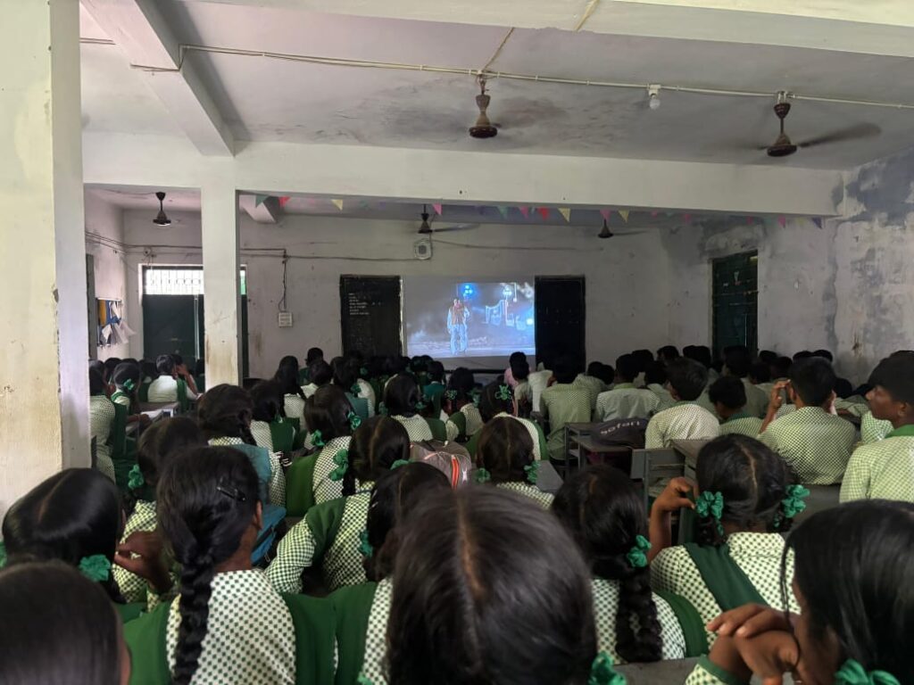 JAMSHEDPUR NEWS : बच्चों के लिए प्रेरणादायी फिल्म “आई एम कलाम” की स्क्रीनिंग से शुरू हुआ गांव फिल्म फेस्टिवल