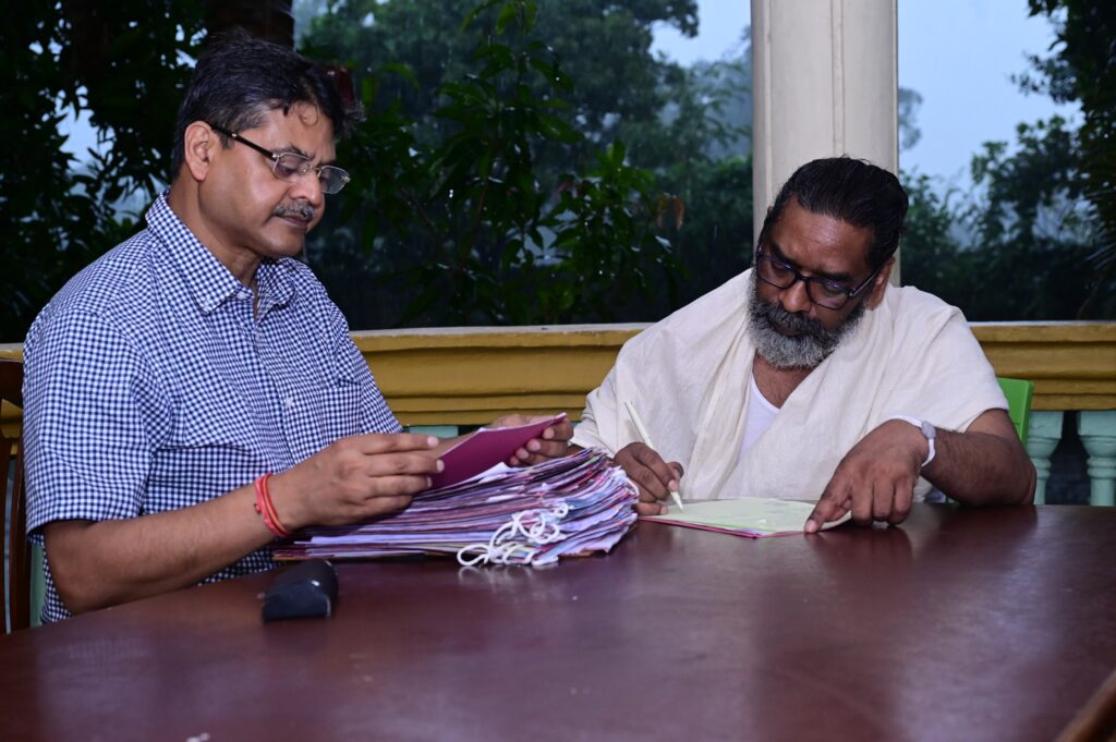 Jharkhand News :मुख्यमंत्री हेमन्त सोरेन शोक की घड़ी में भी निभा रहे राजधर्म, नेमरा से संभाल रहे शासन व्यवस्था