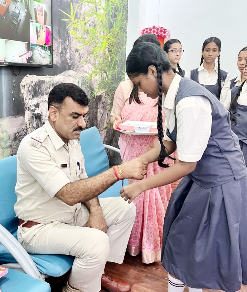 JAMSHEDPUR NEWS :छात्राओं ने साकची थाना में पुलिसकर्मियों को बाँधी राखी