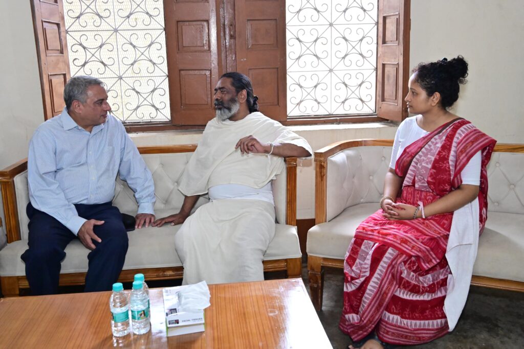 Jamshedpur News :Tata Steel CEO TV Narendran Pays Tribute to Shibu Soren in Nemra