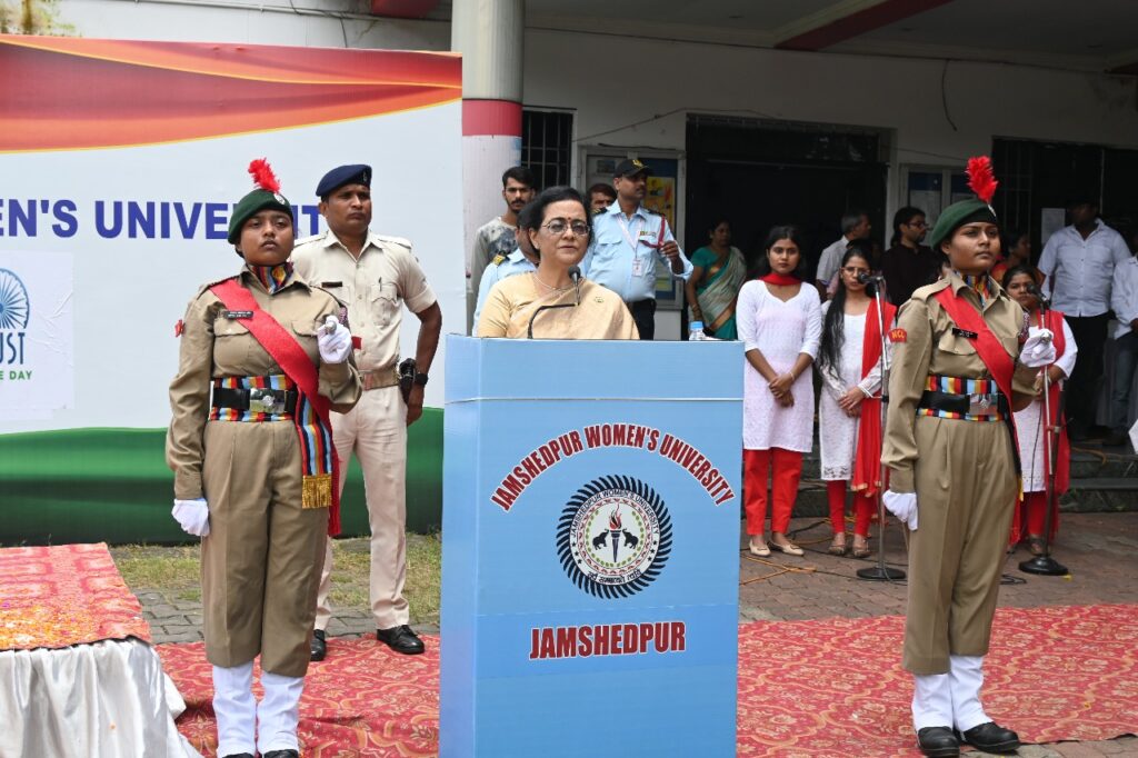 Jamshedpur News :जमशेदपुर वीमेन्स यूनिवर्सिटी में कुलपति प्रो. डॉ. अंजिला गुप्ता ने किया झंडोत्तोलन
