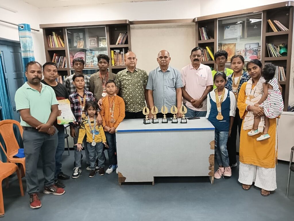 Jamshedpur News :विधायक सरयू राय की मदद से 8 बच्चों ने जीते 21 मेडल, इनमें 9 गोल्ड