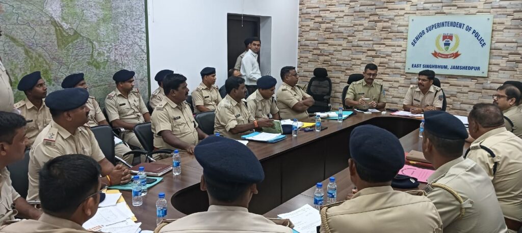 JAMSHEDPUR NEWS :लंबित कांड, वारंट व कुर्की मामलों का शीघ्र निष्पादन करें पुलिस अधिकारी : एसएसपी