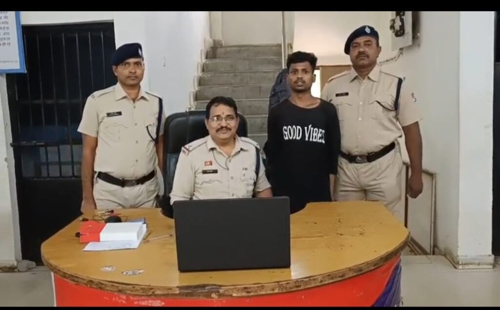 South East Central Railway :हसदेव एक्सप्रेस में छिनतई करने वाला आरोपी रेल सुरक्षा बल ने पकड़ा, तोरवा पुलिस को सुपुर्द