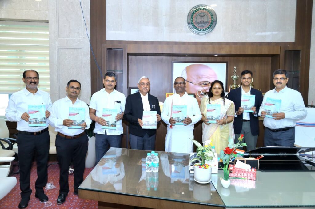 Jharkhand News :मुख्यमंत्री हेमन्त सोरेन ने ‘बाबा बैद्यनाथ ज्योतिर्लिंग देवघर – A Touch of the Divine’ पुस्तक का लोकार्पण किया