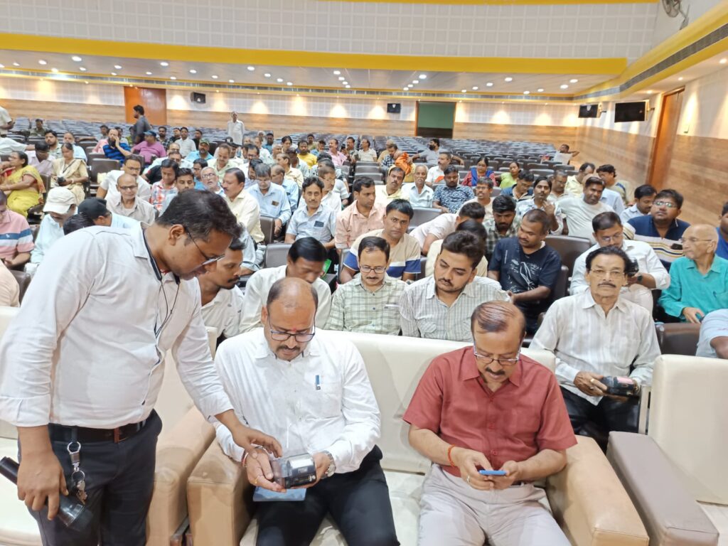 JAMSHEDPUR NEWS : SMART-PDS को लेकर टाउन हॉल, सिदगोड़ा में आयोजित हुआ प्रशिक्षण कार्यशाला, अनुभाजन क्षेत्र के पीडीएस संचालक हुए शामिल