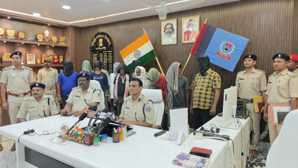 Simdega News :पुलिस ने 10 स्थायी वारंटियों को दबोचा, कई दशक से थे फरार