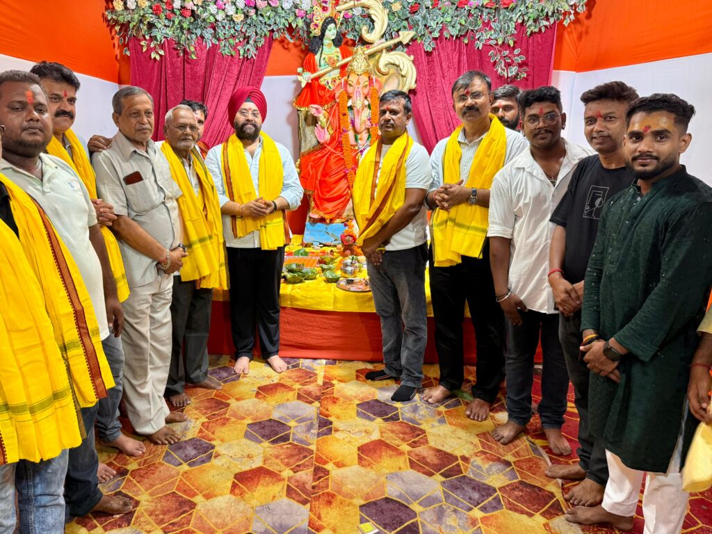 JAMSHEDPUR NEWS :गणेशोत्सव पर काले ने टेका माथा, समाज में एकता व सद्भाव का दिया संदेश ।