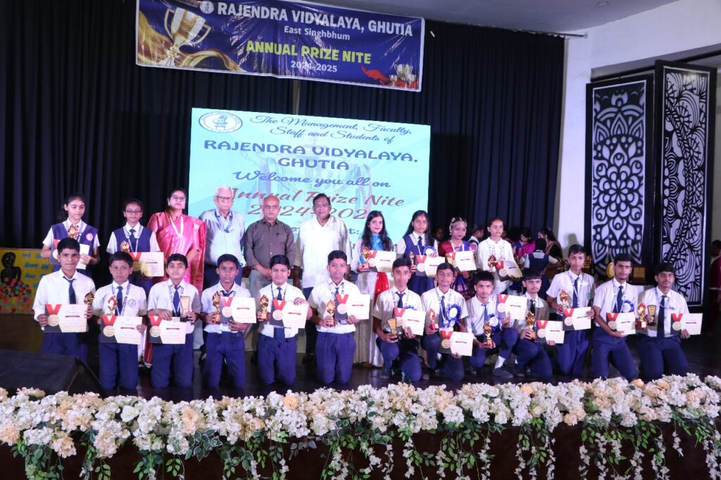 Jamshedpur News :राजेंद्र विद्यालय, घुटिया में वार्षिक पुरस्कार समारोह आयोजित
