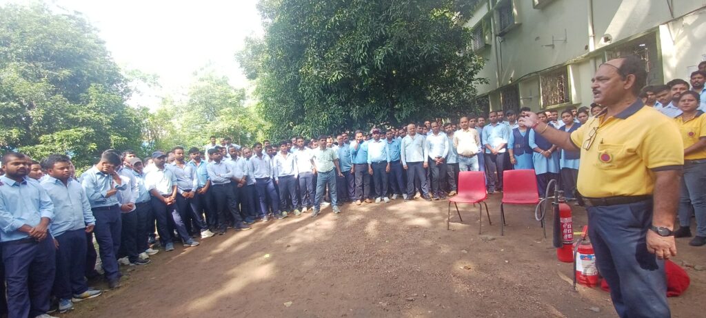 JAMSHEDPUR NEWS :टाटानगर रेल सिविल डिफेंस ने लोको पायलटों को दिया फायर सेफ्टी का प्रशिक्षण