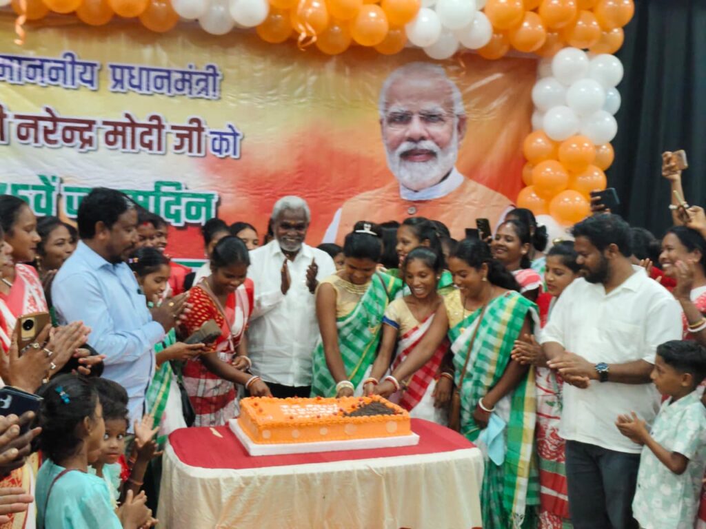 Saraikela-Kharsawa News :सरायकेला में आदिवासी महिलाओं ने मनाया पीएम मोदी का जन्मदिन, चम्पाई सोरेन ने गिनाईं उपलब्धियां
