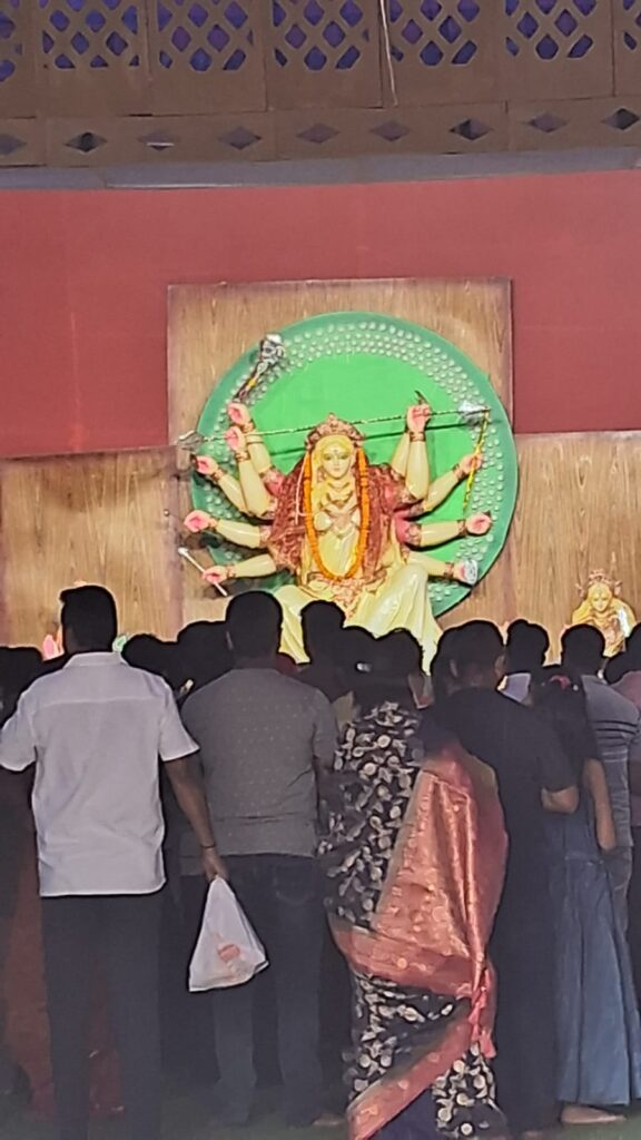 ADITYAPUR NEWS :दुर्गोत्सव 2025,आदित्यपुर के हरिओमनगर में भूटानी शैली के प्राचीन शिव मंदिर का प्रारुप लिए पंडाल बना आकर्षण का केन्द्र