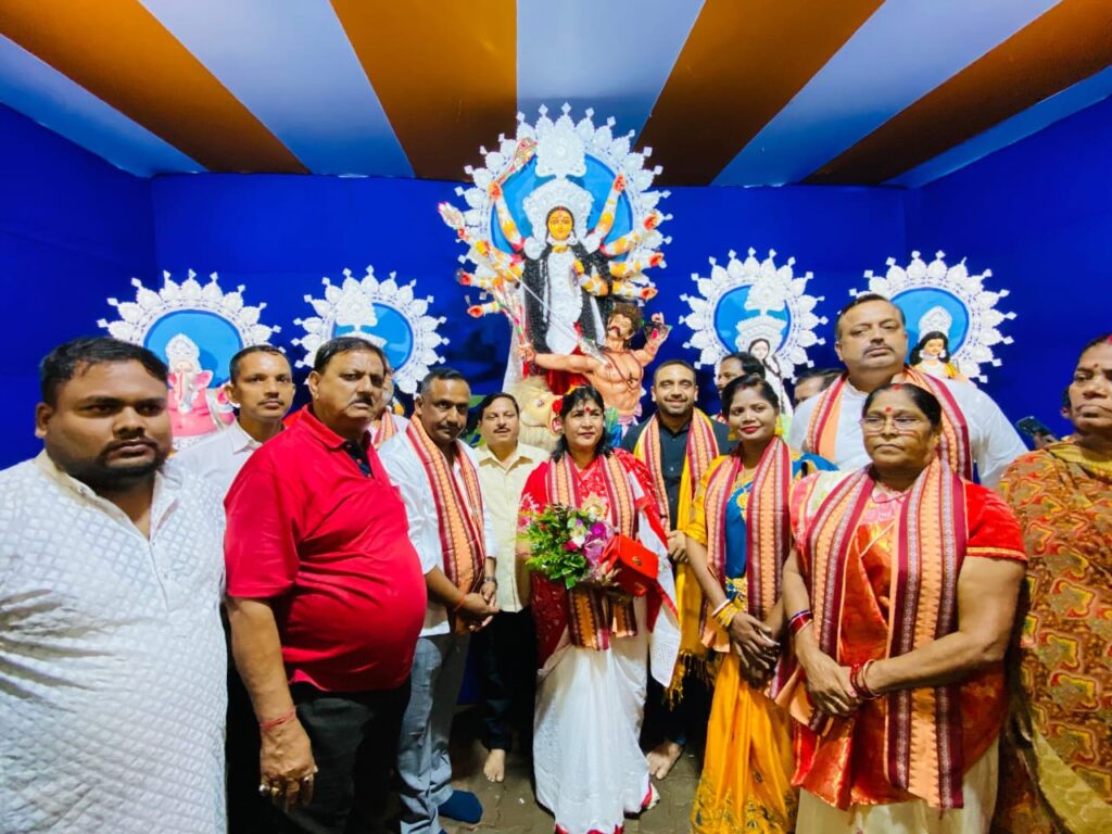 JAMSHEDPUR NEWS :कदमा में दुर्गा पूजा पंडाल का उद्घाटन, पूर्व मंत्री बन्ना गुप्ता ने की पूजा-अर्चना