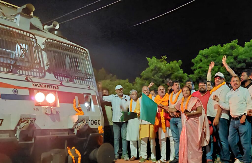 East Central Railways :सम्बलपुर-जम्मूतवी एक्सप्रेस का राय स्टेशन पर ठहराव शुरू, कोडरमा–दानापुर एक्सप्रेस का शुभारम्भ