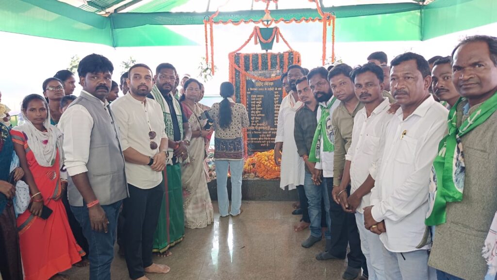 Jamshedpur News:गुवा गोलीकांड के शहीदों को झामुमो नेताओं ने दी श्रद्धांजलि