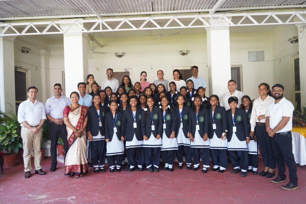 JAMSHEDPUR NEWS :उपायुक्त से मुलाकात में छात्राओं ने इसरो यात्रा और तीन दिवसीय शैक्षणिक अनुभव साझा किया