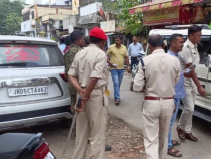 Chaibasa News : बैंक ऑफ बड़ौदा शाखा के बाहर पेट्रोल पंप कर्मी से 5 लाख रुपये उड़ाए