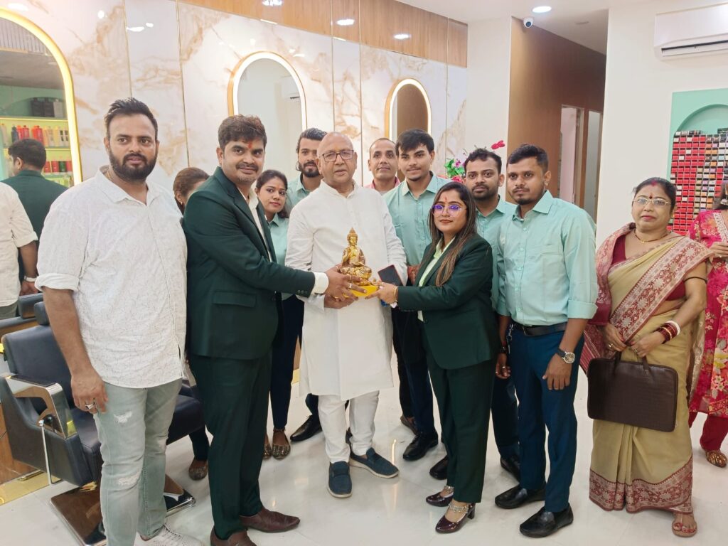 Jamshedpur News :रूट्ज फैमिली सैलून का भव्य पुनः उद्घाटन, सरयू राय ने किया शुभारंभ