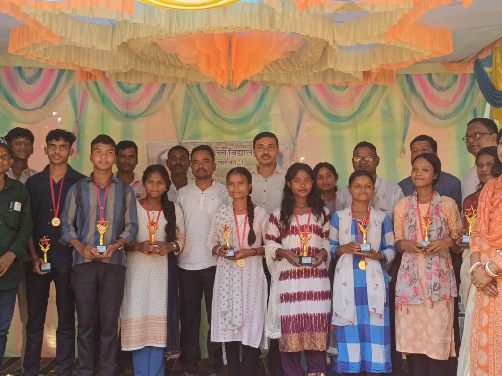 Jamshedpur News :उत्क्रमित उच्च विद्यालय जहातू में शिक्षक दिवस और मेधावी छात्रों का सम्मान समारोह आयोजित