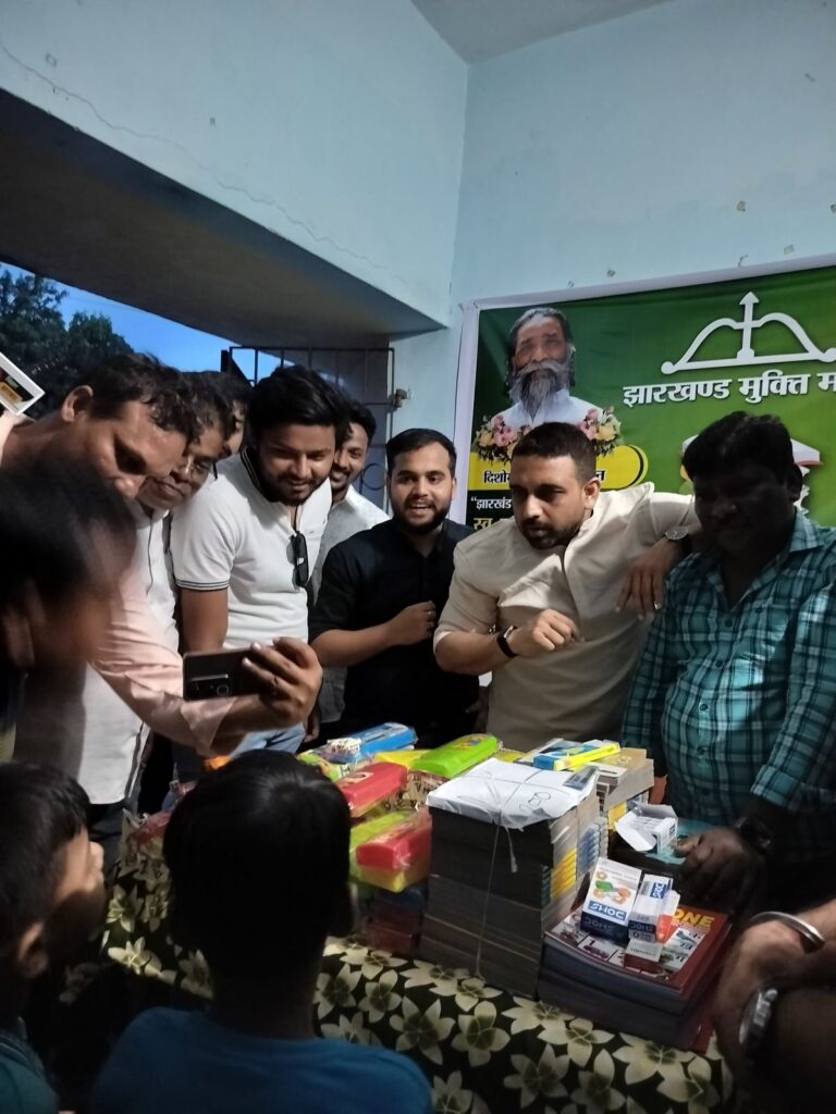 Jamshedpur News :स्व. रामदास सोरेन की स्मृति में शिक्षा अभियान: हर घर कॉपी, हर हाथ कलम