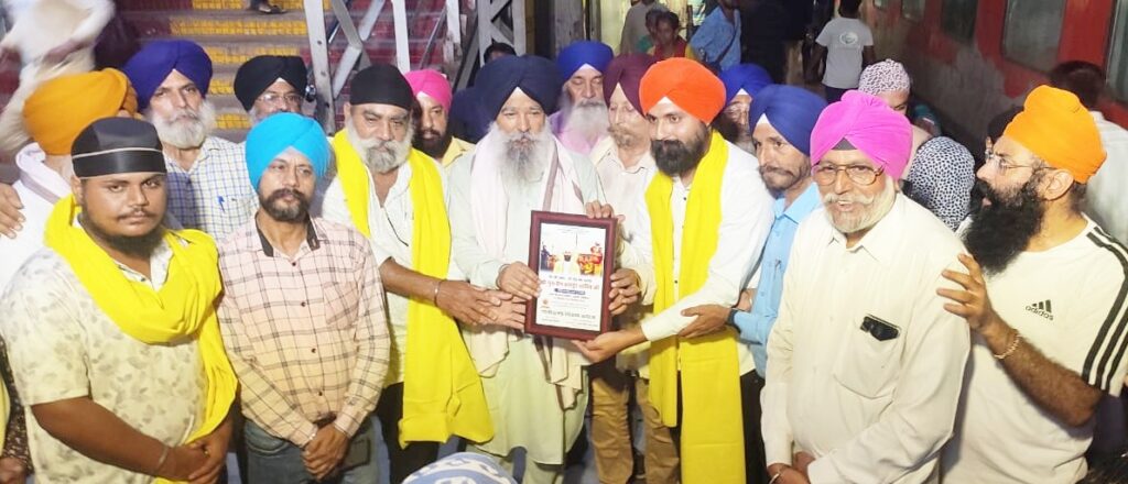 JAMSHEDPUR NEWS :टाटानगर स्टेशन पर छत्तीसगढ़ से आए 130 श्रद्धालुओं को लंगर सेवा; प्रधान निशान सिंह बोले— “तीर्थयात्रियों की सेवा तीर्थदर्शन समान है”